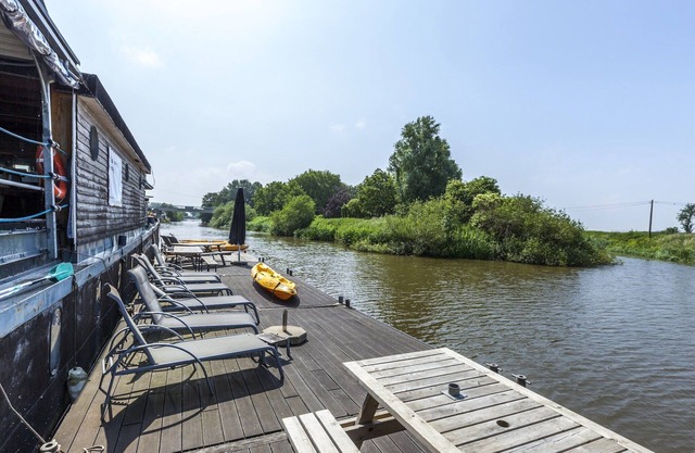 Bateau avec terrasse à Merkem