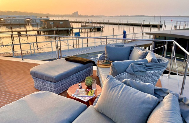 Bateau "Hausboot Inkl Motorboot, Ostsee" avec vue sur mer, terrasse privée et Wi-Fi.