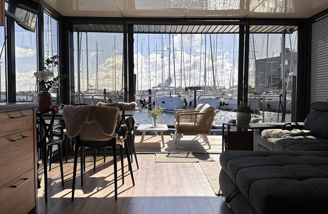 Bateau "Hausboot Mit Motorboot" avec vue sur la mer, terrasse et Wi-Fi.