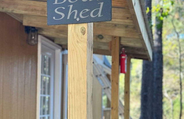 Charming tiny house with 1 bedroom & 2 lofts in Summerville & Charleston area.