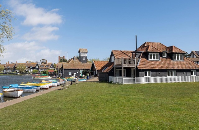 Boat Shelter Cottage - sleeps 8 guests in 4 bedrooms