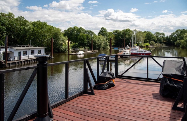 Bateau "Tiny-Hausboot Mit Dachterasse" avec terrasse privée, balcon et Wi-Fi