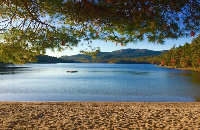 Boathouse Cottage sur une grande plage privée avec vue sur le coucher du soleil, la montagne et le lac