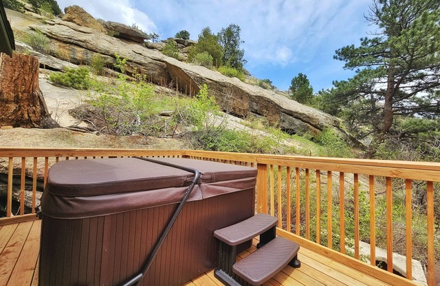 Bobcat Cabin: Hot Tub, Pet-Friendly, Amenities, Adventure Awaits