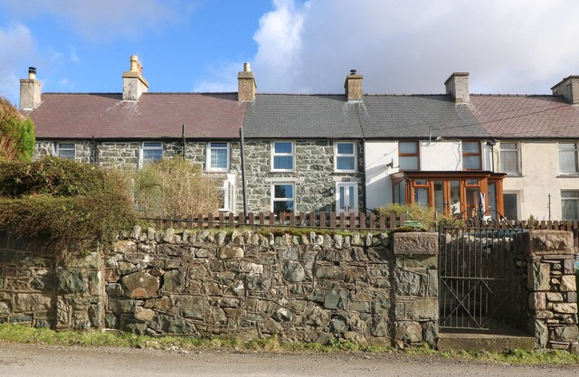 BOD FEURIG, family friendly, character holiday cottage in Penygroes
