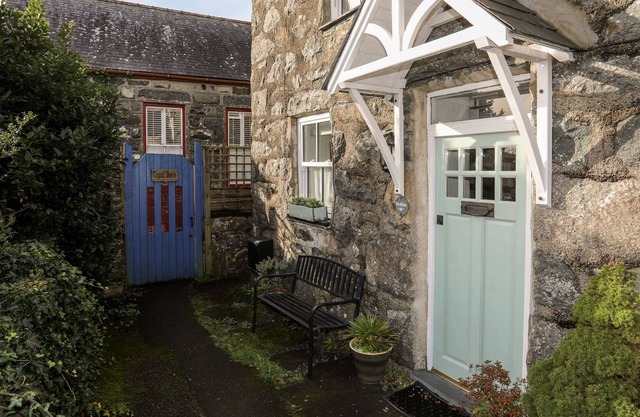 BODFAN, pet friendly, character holiday cottage in Criccieth