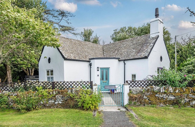 BODIOR LODGE, pet friendly, character holiday cottage in Rhoscolyn