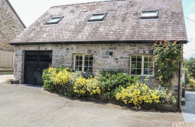 BODLYWYDD FAWR - ANNEXE, family friendly, with a garden in Ruthin
