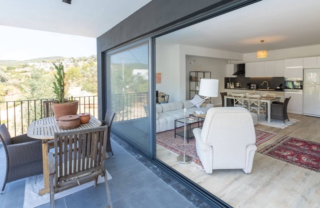 Bodrum Bliss: Stunning Flat w Pool and Garden