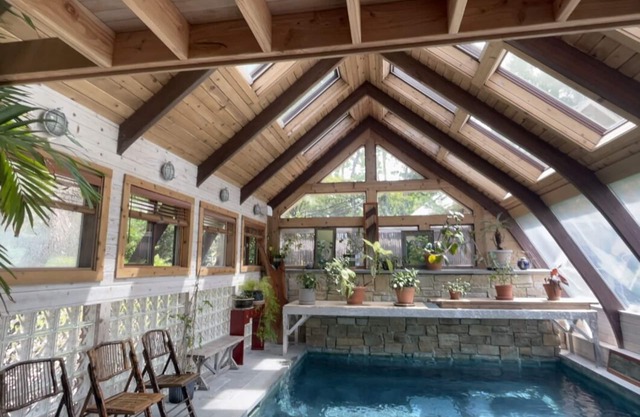 Bohemian chíc 2 bedroom home w/ indoor pool & sauna in Sag Harbor.
