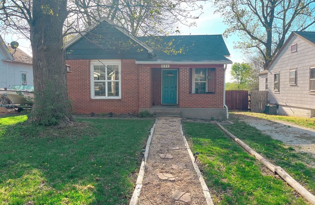 Boho 2BR w/ Deck & Firepit - Near Downtown - No Cleaning Fee - The Newton House