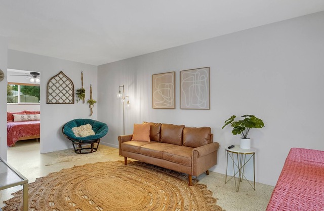 BOHO BUNGALOW - Downtown Close to BEACH 2 bedrooms with a POOL