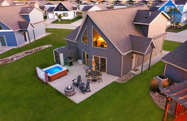 BOHO Bungalow on the Pond w/ Hot Tub