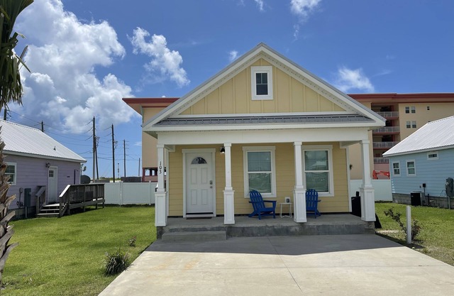 Boho Bungalow- Pet Friendly- Community Pool- 60 Secs to the Beach!