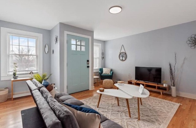 BOHO BUNGALOW - STEPS FROM HISTORIC DOWNTOWN APEX