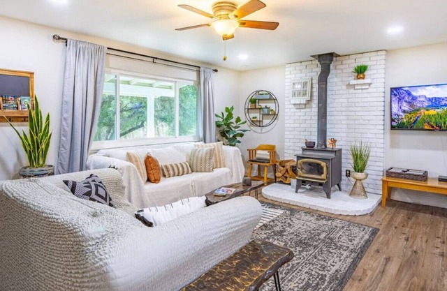 Boho Chic style 3-Bedroom cottage near Yosemite, with Firepit/BBQ Grill
