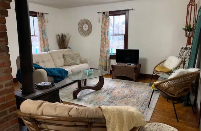Boho Garden Bungalow: EV charger - Cozy, Comfy, Close to Everything