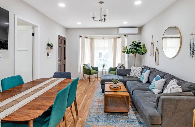 BOHO Hidden Gem 3B2B King suite near DTLA Sleeps 8