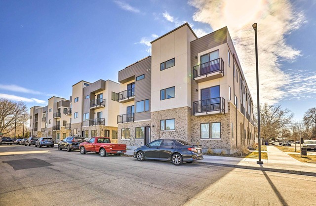 Boise Townhome w/ Rooftop Deck, 2 Mi to Downtown!