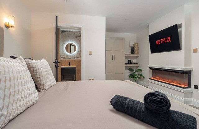 Bold St | LightFilled | Fireplace | Modern Ensuite