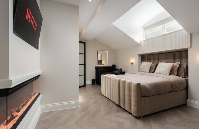 Bold St | Skylight Charm | Fireplace | Comfy Vibe