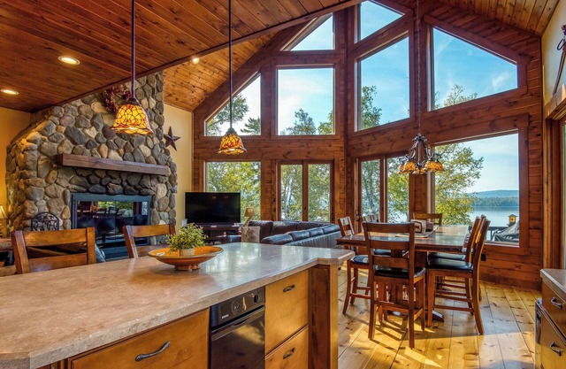 Bolduc - Magnifique maison de 5 chambres sur le lac Rangeley
