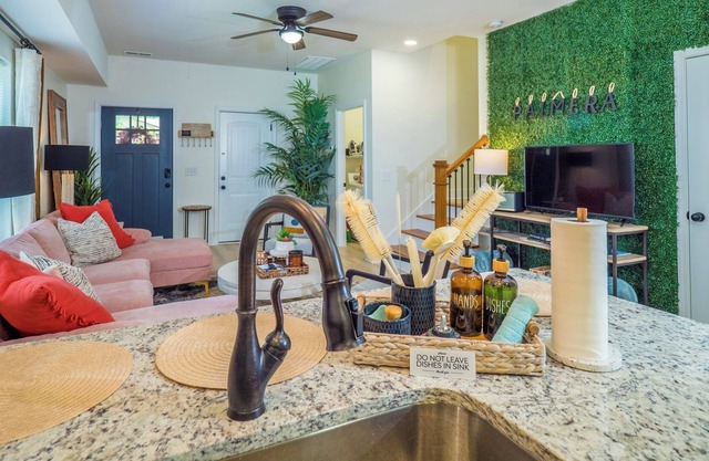 𝔹𝕆𝕄𝔹𝕆𝕄 Entire townhome near MALL