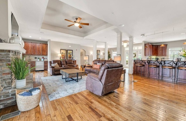 Bond Over Breakfast, Not Bathroom Lines – 4BD Suites–One-Level–Great Location!