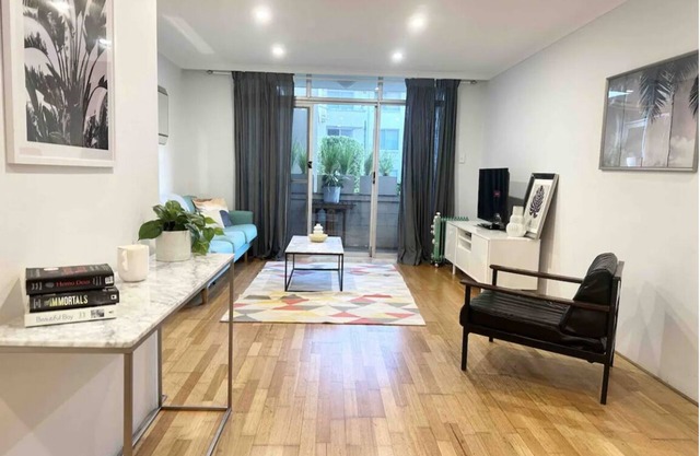 Bondi Beach Pad 5min to the sand! w/ option for 2 car spaces if required.