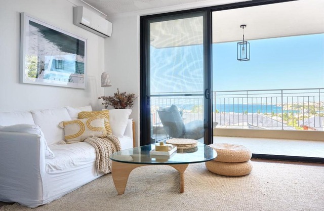 Bondi Oceanview Escape - Walk to beach