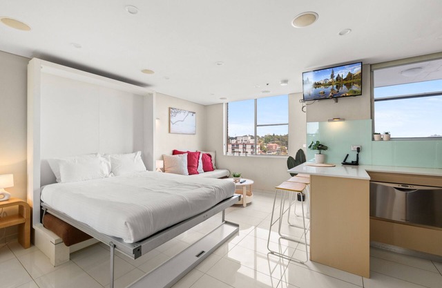 Bondi Studio Apartment with Pool & Rooftop Views
