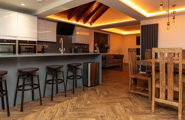 Bonneville House with Private Jacuzzi, Modern Interior and Large Garden Space