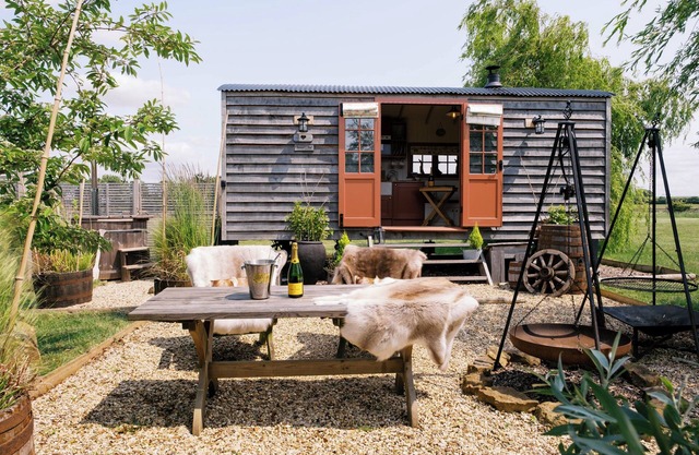 Bonnie's Shepherd's Hut - Sleeps 2 & Hot Tub