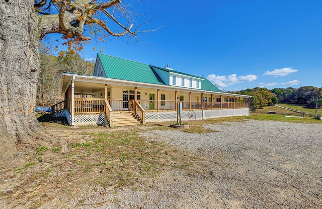 Bonnieville Farmhouse on 69 Acres w/ Porch!