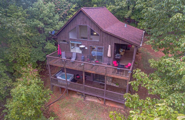 BOOK 2 NIGHTS GET 1 FREE, 10 MINUTES FROM HELEN WATER TUBING.