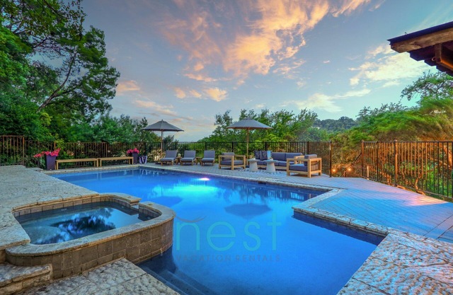 ***NEW*** 7 MINUTES TO DOWNTOWN | POOL | HOT TUB | POOL TABLE | FOOSBALL | FIRE PIT | 13 Queen Beds