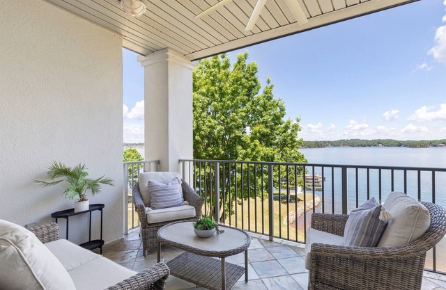 2 BR Lake Martin Condo w/Boat Slip! 35 Min to Auburn. Near Chucks/ Chimney Rock