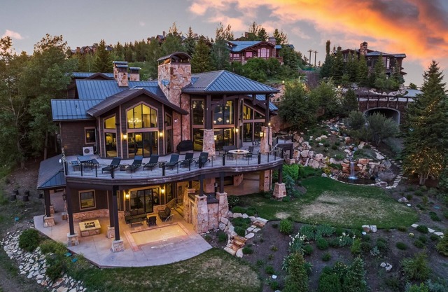 Chalet ultra luxueux dans un domaine skiable et skis aux pieds, avec salle de jeux, bar et bain à remous surdimensionné