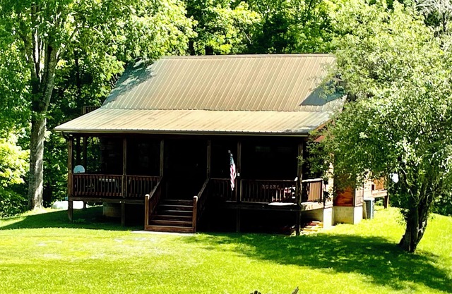 Jolie cabane en rondins nichée dans les bois, à quelques minutes de NOC et du lac Nantahala