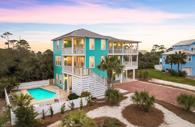 Book Now for Summer! Dog Friendly! North Cape! Private Pool! Water Views!