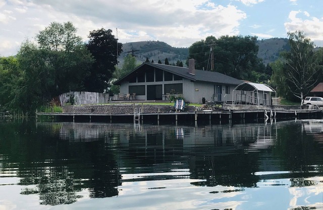 Belle maison au bord du lac près des restaurants et de la ville.