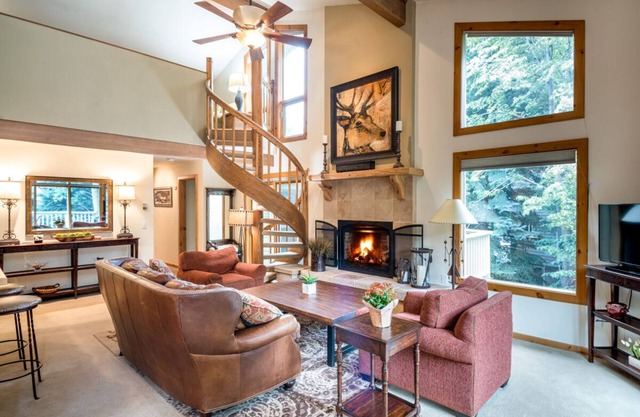 Maison de ville de luxe à quelques pas de Warm Springs avec bain à remous privé, foyer et vue sur la montagne