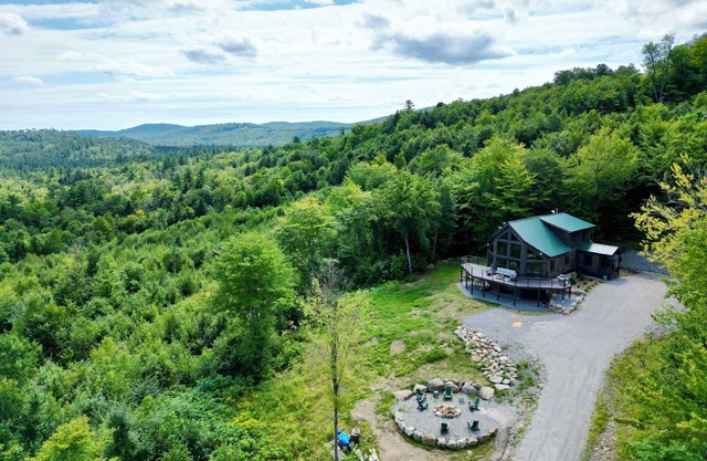 Book this perfect family getaway at this beautiful new modern log home in the White Mountains! CW81T