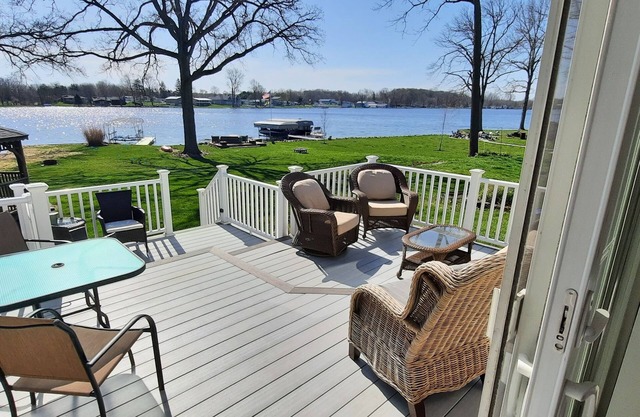 Book your 2025 Lake Front Vacation Now!! -Pontoon for rent-