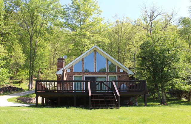Riverside Escape - Cottage de charme w / Fire Pit, WIFI, terrasse spacieuse, et plus encore!