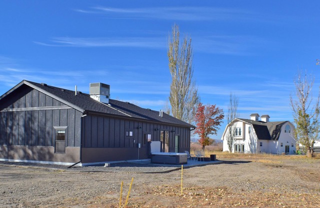 Bookcliff Retreat: Barnhouse & Modern Farmhouse on 13 Acres With Hot Tub