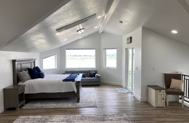 Booking now for Summer 2024! Come stay at Sunrise View w/private hot tub and RV parking