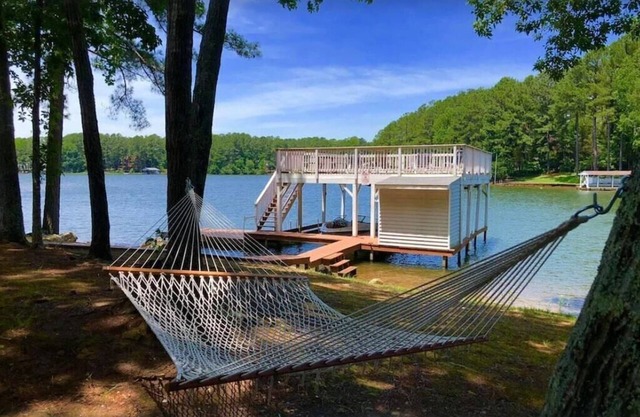 Discounted Nightly Rate and $500 Boat Rental- Lakefront, Family/Pet Friendly