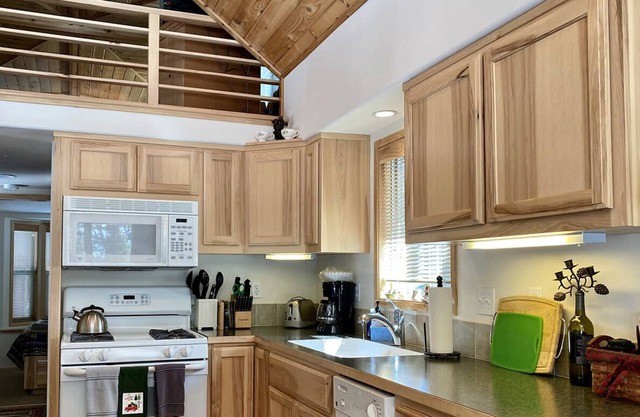 BookStayHop - #43 The Cabins on Hyatt Prairie ~ Sleeps 4 ~ Hot Tub