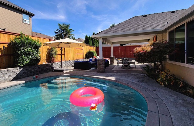 BookStayHop - Red Hawk Hideaway ~ Saltwater Pool~ Sleeps 6~ Home Gym~ 6 Minutes